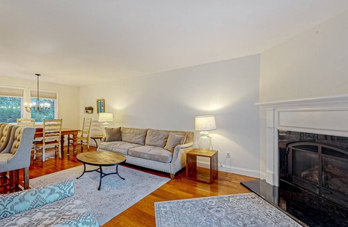 West Hartford Condo | 125 m² Condo ∙ 3 bedrooms ∙ 6 guests