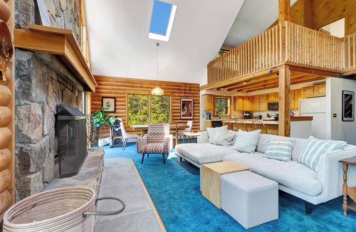 Weston House | 18+ acres! Sun drenched 5 bedroom. 12 min from Okemo! VAST trails 5 min away!
