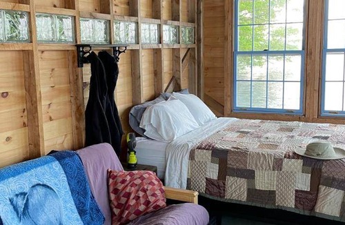 Monmouth Boat Rental | 18 m² Houseboat ∙ 1 bedroom ∙ 4 guests