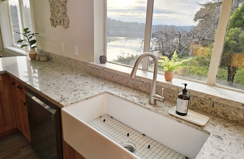Agate House | 180' private beach and spacious entertainment oasis on Hammersley Inlet for 8!