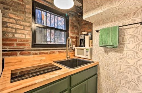Historic Downtown House | 1850s historic Row House 7min train to NYC with private backyard