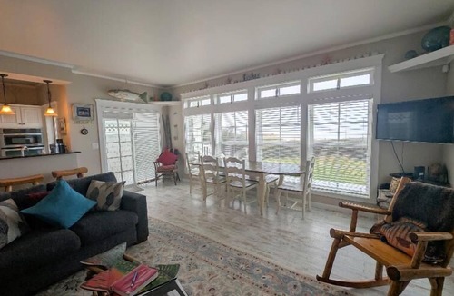 Florence House | 2 bed, 2 bath Hecta Beach front home - Traxler's Surfside Cottage