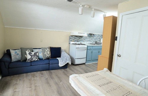 Long Branch Apartment | 2 Bedroom Sleeps 6. 1 blocks from Pier Village