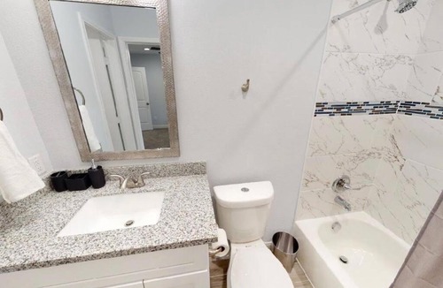 Southeast Houston House | 2 bedroom w/ upstairs balcony attached to Master