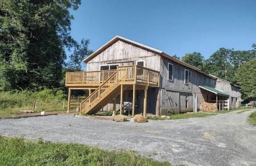 Wallingford Apartment | 2 BR pets ok, amazing view, swimming hole, fantastic view of Green Mountains
