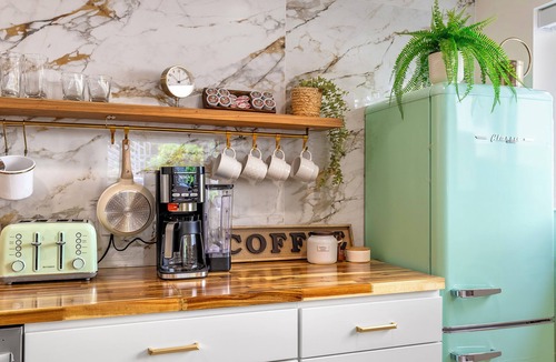 Old Ballard Apartment | 2 King Suite BBQ Free parking 93 Walking score Pet-friendly