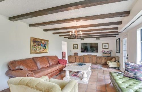 Bailey's Prairie House | 2 Mi to Dtwn Spacious Angleton Home with Courtyard!