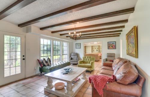 Bailey's Prairie House | 2 Mi to Dtwn Spacious Angleton Home with Courtyard!