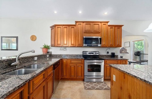 Norfolk House | 2 mins away from the beach.
