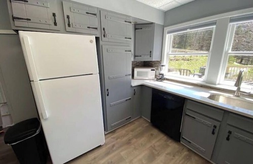 Margaretville Cottage | 2 Person Rain Shower-Cozy Cottage+King Bed+15 Min ⛷️Kayaks+Wine Barrel Table