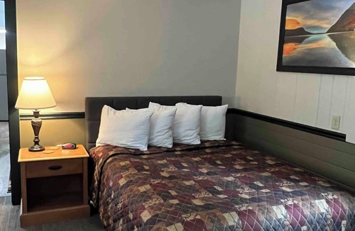 Lyndon Center Hotel | 2 room suite with kitchen at The Lodge at Great Falls