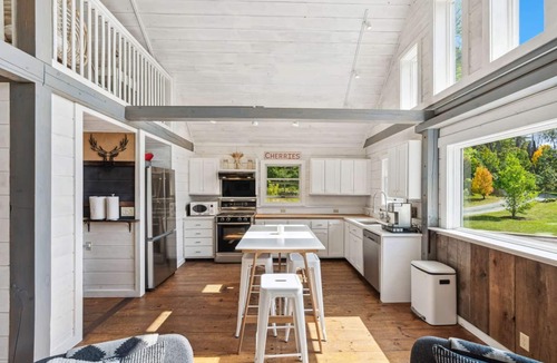 Woodstock House | 200ac, Views! 10min to Town - Scenic Ridge Retreat