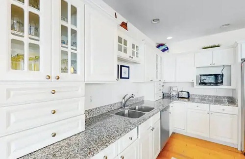 Little Salisbury House | ⭐️201 St. Kitts Gorgeous 50 steps to Beach Freshly Painted⭐️