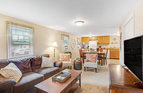 South Glens Falls Apartment | 203 m² Apartment ∙ 2 bedrooms ∙ 6 guests