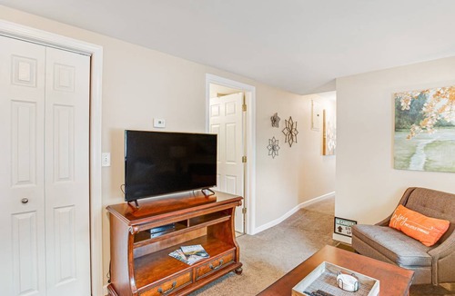 South Glens Falls Apartment | 203 m² Apartment ∙ 2 bedrooms ∙ 6 guests