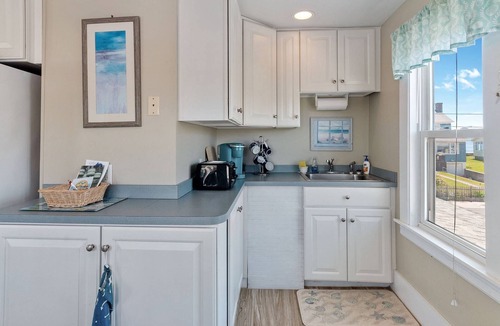 Wells Beach Apartment | 26 SECONDS FROM WELLS BEACH: OCEAN & MARSH VIEWS-BRIGHT & AIRY-9/6-9/13 OPEN-