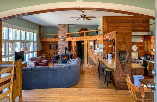 East Burke House | 269 m² House ∙ 4 bedrooms ∙ 8 guests