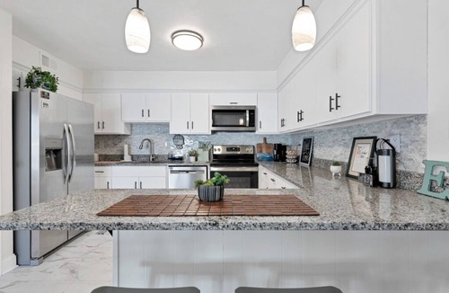 Chic's Beach Apartment | 2BR Chic’s Beach Gem Walk to Shore Dogs OK