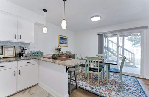 Chic's Beach Apartment | 2BR Chic’s Beach Gem Walk to Shore Dogs OK