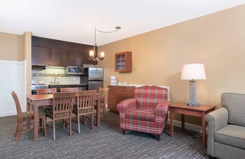 West Dover Condo | 2BR Loft With Views | Ski-In Access