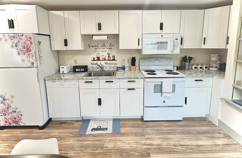Newport Condo | 2BR Sunshine Town Condo