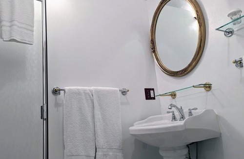 Shelburne Bed & Breakfast | 2nd Floor Romantic King Suite Jetted Tub B&B in Downtown Shelburne! WEB