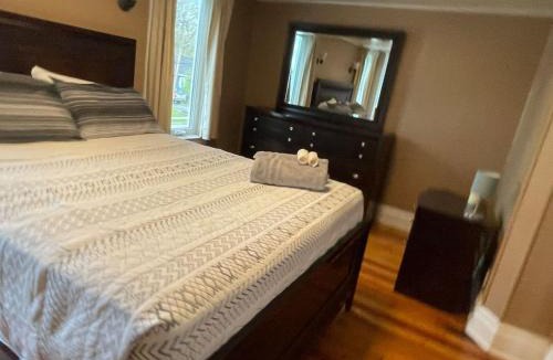 Niagara Falls House | 3 bdrm Niagara Falls Home Air Conditioning Hot Tub Parking
