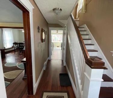 Niagara Falls House | 3 bdrm Niagara Falls Home Air Conditioning Hot Tub Parking