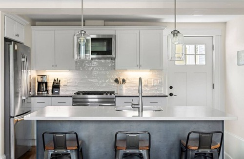 Somerville Condo | 3 Bed Moreland St · Stunning 3+BD Under 10 mins to BOS w/parking & W/D