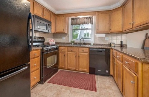Nashua House | 3 bedroom/1 bathroom. 1700sqft. huge fenced in yard. 85inch tv