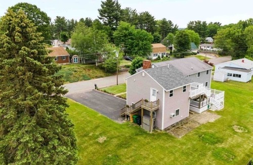 Nashua House | 3 bedroom/1 bathroom. 1700sqft. huge fenced in yard. 85inch tv