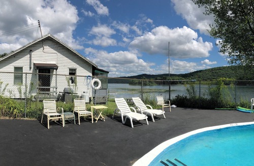 Argyle Cottage | 3-bedroom cottage on Cossayuna Lake