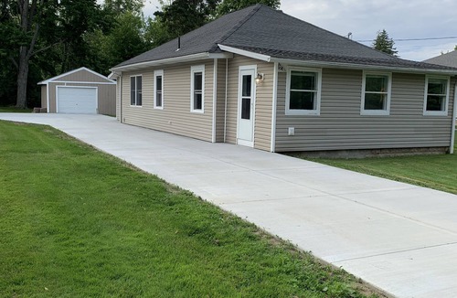 Lake Erie Beach House | 3 bedroom home within walking distance to shared private beach