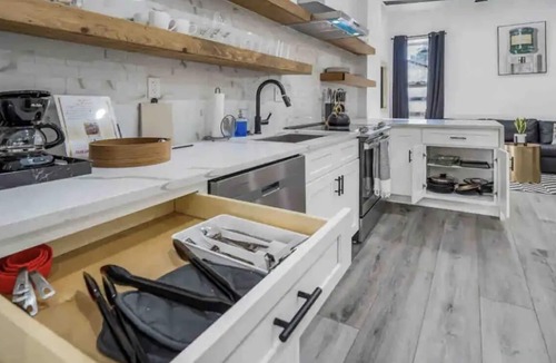 Downtown Baltimore Apartment | 3 beds,Yard,Free Parking&Wine.Close to Everything!