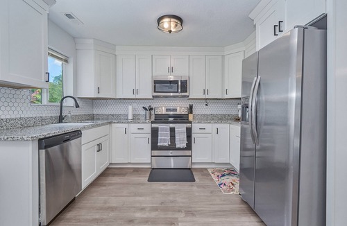 Portsmouth House | 3 BR 2 BA Bungalow in a quiet area near DT/Hwy264