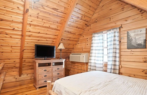 New Plymouth Cabin | 3 Cabin Community with Hot Tub and Fire Pit
