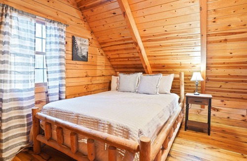 New Plymouth Cabin | 3 Cabin Community with Hot Tub and Fire Pit
