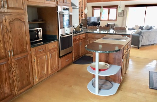 Manchester Center House | 3 minute drive to the heart of Manchester! Peaceful 5 bedroom home on 5 acres.