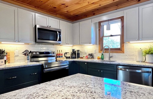 Pigeon Forge Cabin | 310 reviews ⭐️ Treehouse Views & Privacy! Awesome Updates Only 5 Min to Parkway