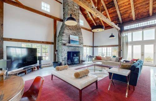 West Dover House | 325 m² House ∙ 4 bedrooms ∙ 8 guests