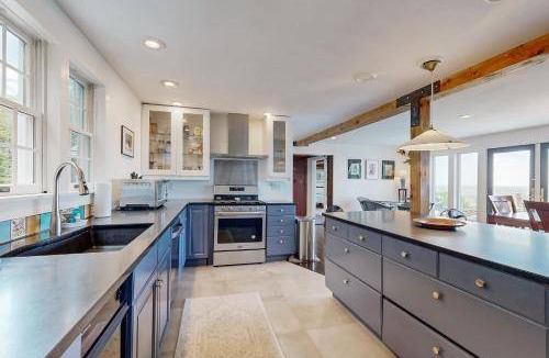 West Dover House | 325 m² House ∙ 4 bedrooms ∙ 8 guests