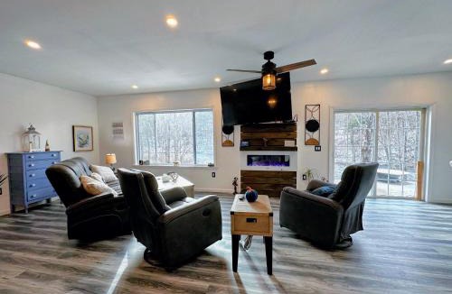 Littleton House | 37PA Superbly appointed riverfront home in LIttleton! Skiing, hiking, firepit, wifi!