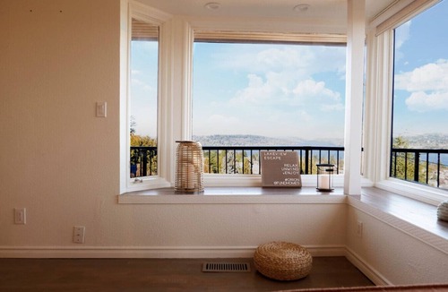 Bryn Mawr-Skyway House | 3b1b House w/Stunning Lake View & Hot Tub Near Airport