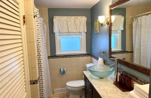 Waltham Apartment | 3bd/1ba apartment with parking 7630