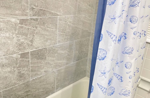 Teaneck Apartment | 3bedroom apartment in Teaneck with AC, WiFi, 12 miles from Times Square NYC.