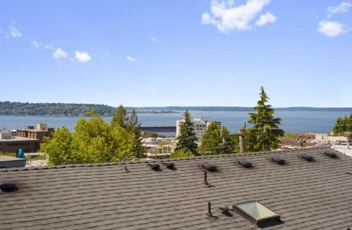 Lower Queen Anne House | 3BR 2BA Kinnear Townhouse in Queen Anne, Seattle