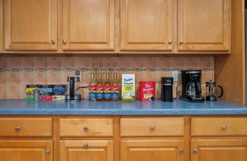 Southeast Yonkers Apartment | 3BR Apt ~ Near Train ~ Balcony ~Yonkers