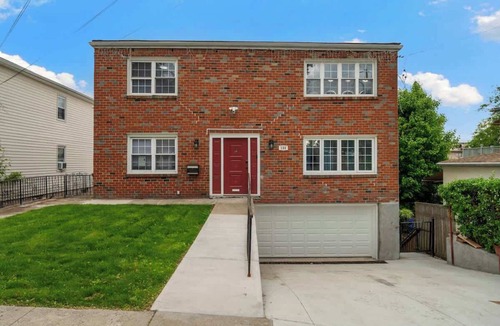Southeast Yonkers Apartment | 3BR Apt ~ Near Train ~ Balcony ~Yonkers