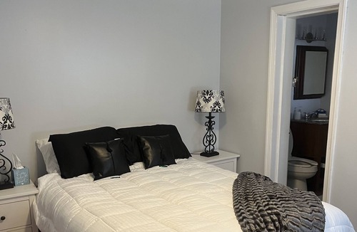 Bermuda House | 3BR Cozy Bungalow Apt. Minutes to Ft Gregg- VSU- VCU- MCV- Winery & Hospitals.