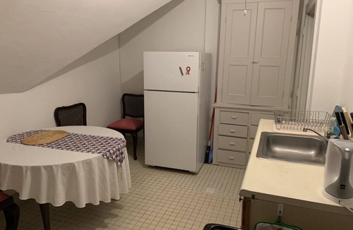 Walton Apartment | 3rd Floor, walk-up private 3BR victorian apartment